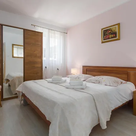 Strandnahes Anamaria Fuer 6 Personen Holiday home Porec